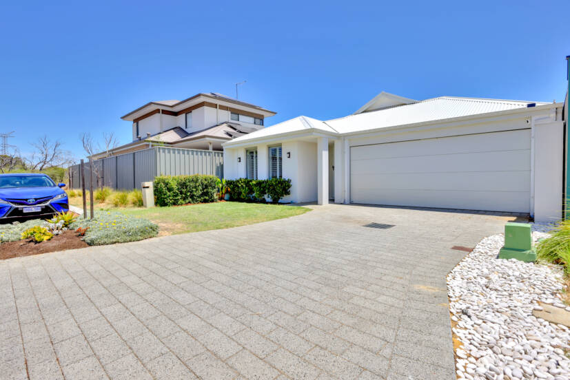 4 Golden Way, PIARA WATERS, WA 6112 AUS