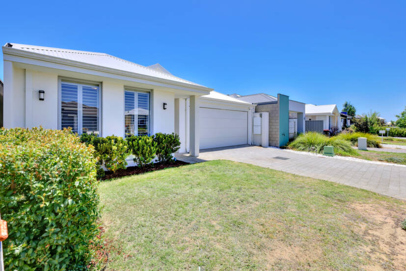 4 Golden Way, PIARA WATERS, WA 6112 AUS