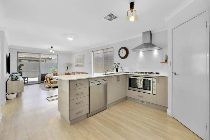 4 Golden Way, PIARA WATERS, WA 6112 AUS