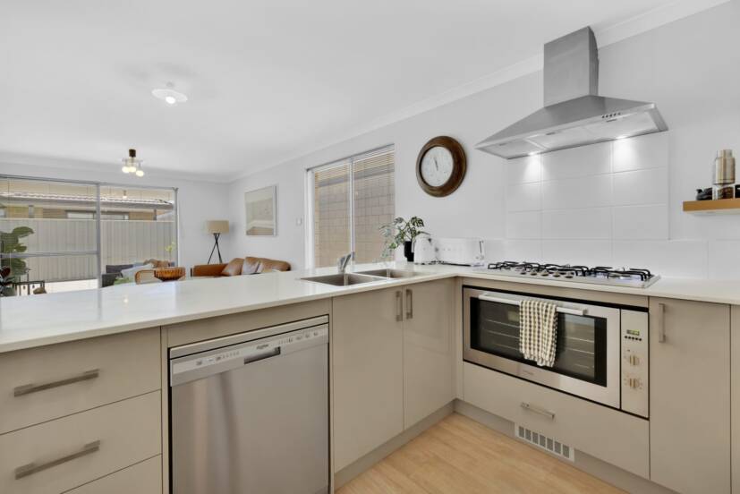 4 Golden Way, PIARA WATERS, WA 6112 AUS