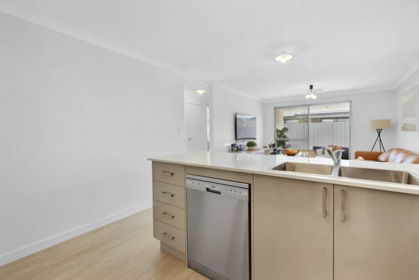 4 Golden Way, PIARA WATERS, WA 6112 AUS