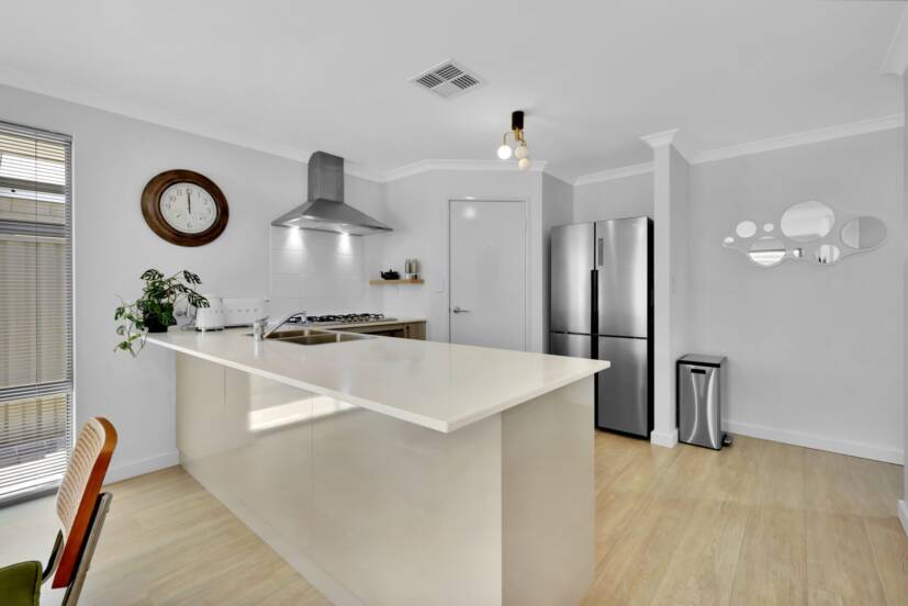 4 Golden Way, PIARA WATERS, WA 6112 AUS