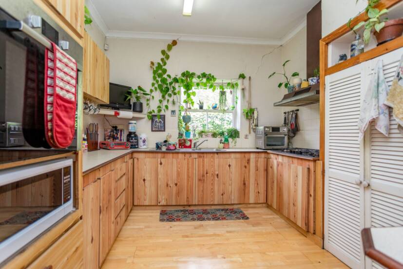84 The Crescent, MADDINGTON, WA 6109 AUS