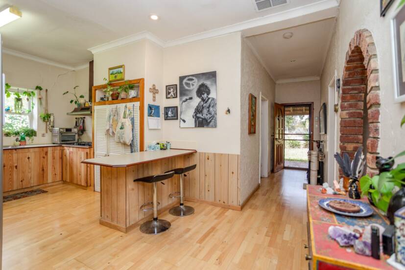 84 The Crescent, MADDINGTON, WA 6109 AUS