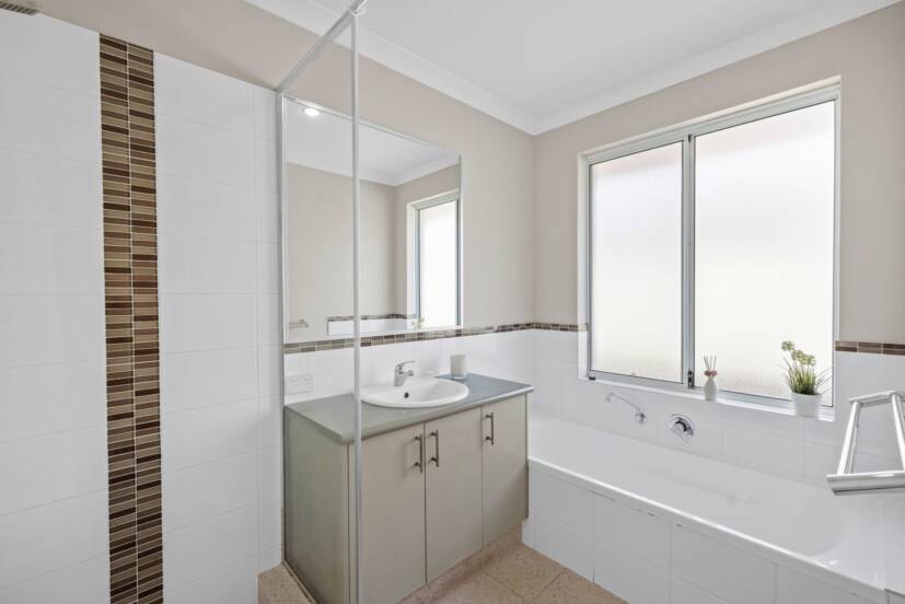 3 Artizan Pass, PIARA WATERS, WA 6112 AUS