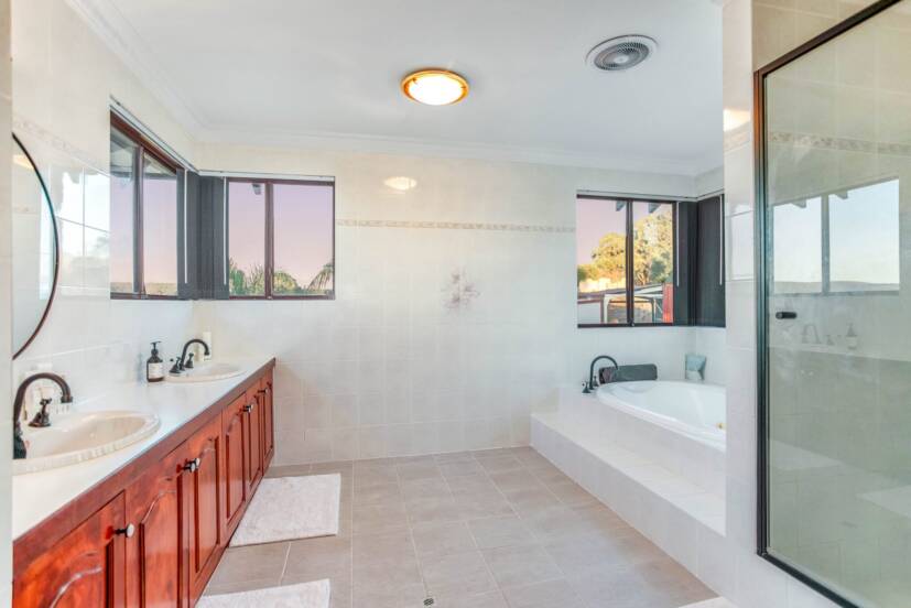 5 Stewart Grove, MOUNT NASURA, WA 6112 AUS