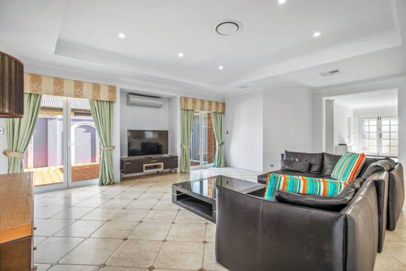 27 Caversham Bend, SOUTHERN RIVER, WA 6110 AUS