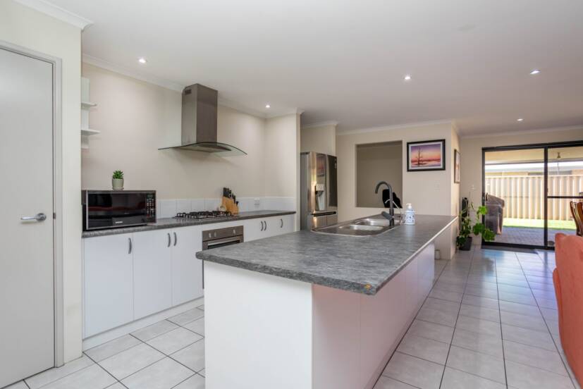 31 Hayfield Road, SOUTHERN RIVER, WA 6110 AUS