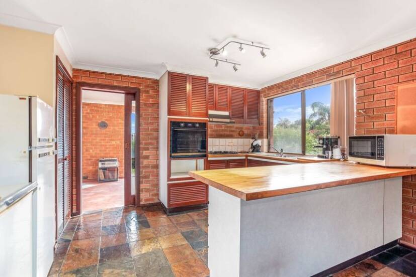 71 Carawatha Avenue, MOUNT NASURA, WA 6112 AUS