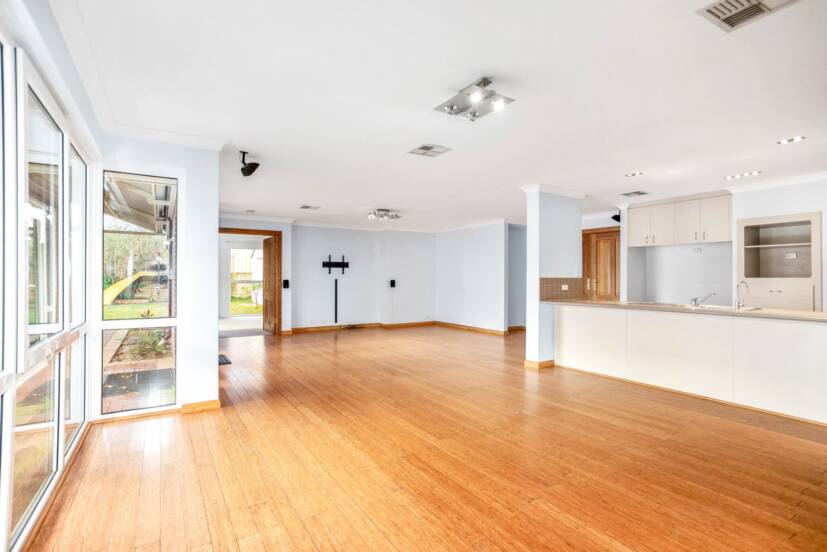 7 Miniata Way, CANNING VALE, WA 6155 AUS