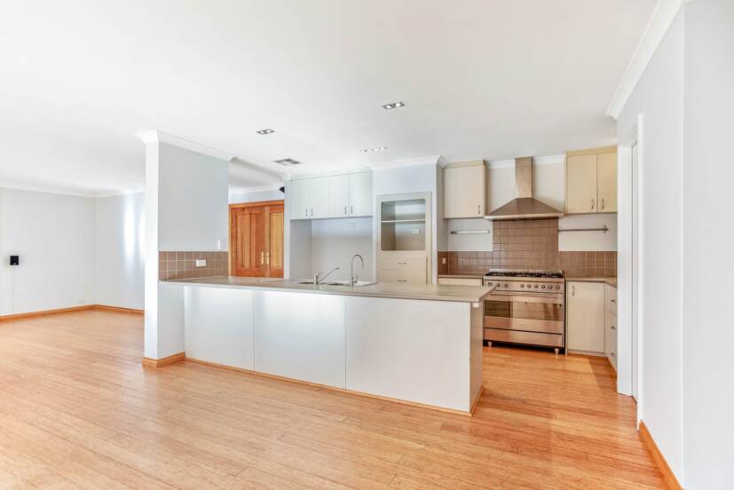 7 Miniata Way, CANNING VALE, WA 6155 AUS