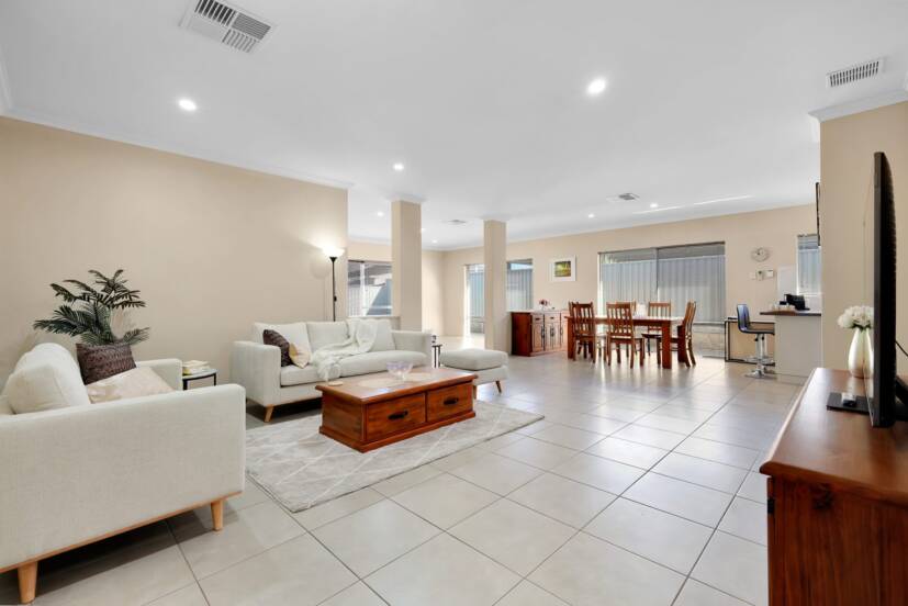 19 Whittaker Turn, PIARA WATERS, WA 6112 AUS