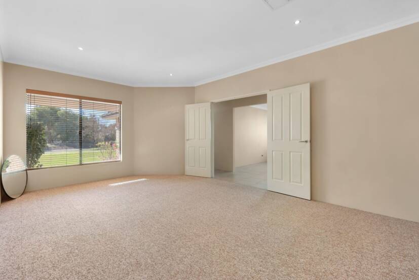 19 Whittaker Turn, PIARA WATERS, WA 6112 AUS
