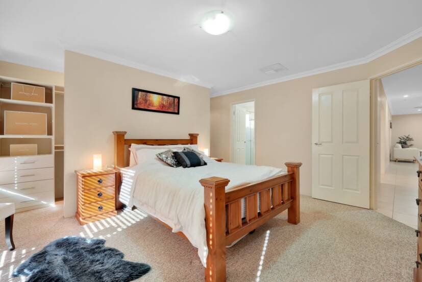 19 Whittaker Turn, PIARA WATERS, WA 6112 AUS