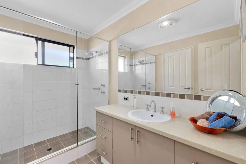 19 Whittaker Turn, PIARA WATERS, WA 6112 AUS