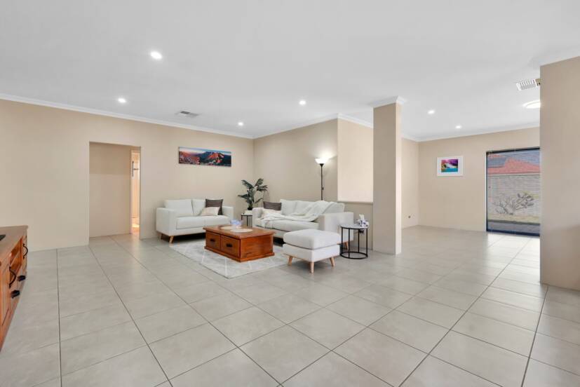 19 Whittaker Turn, PIARA WATERS, WA 6112 AUS