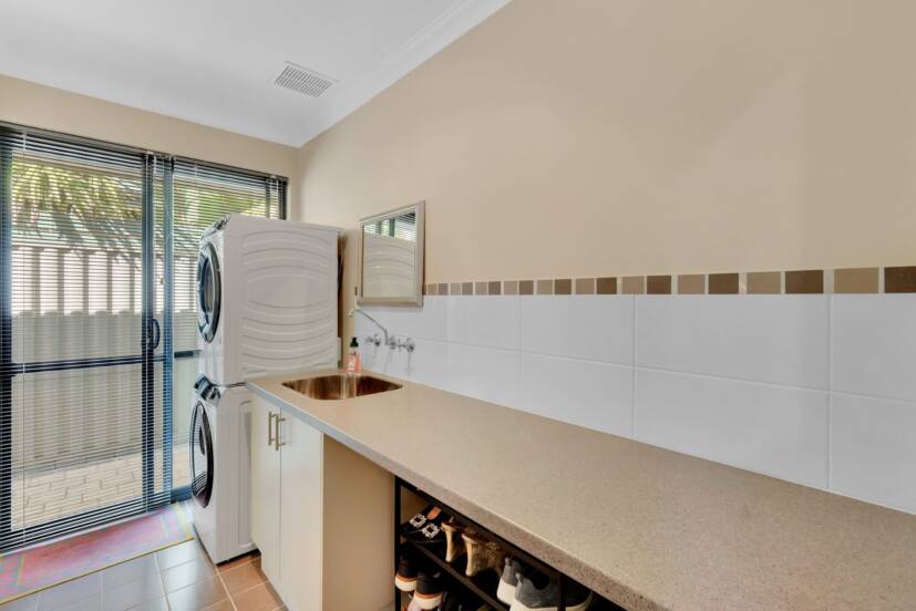 19 Whittaker Turn, PIARA WATERS, WA 6112 AUS