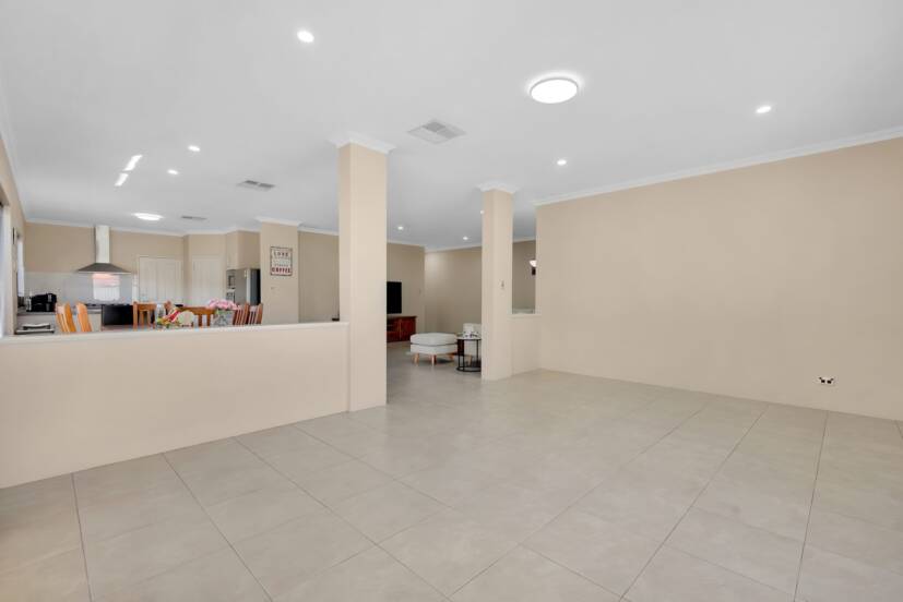 19 Whittaker Turn, PIARA WATERS, WA 6112 AUS