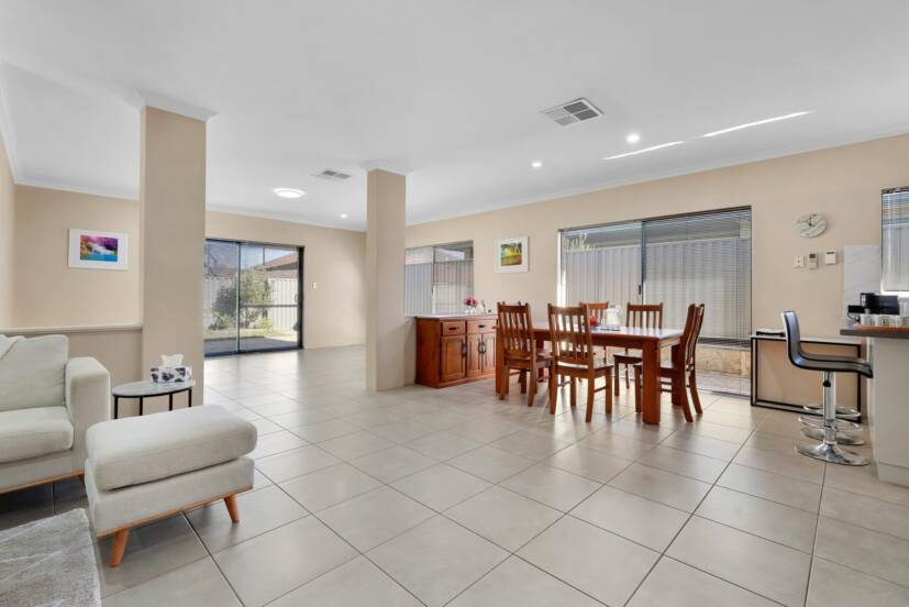 19 Whittaker Turn, PIARA WATERS, WA 6112 AUS