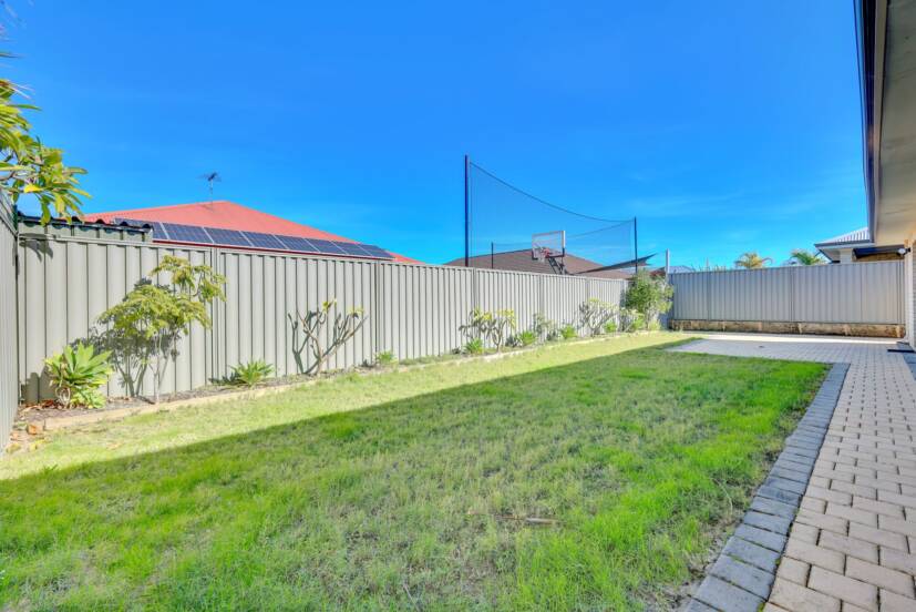 19 Whittaker Turn, PIARA WATERS, WA 6112 AUS