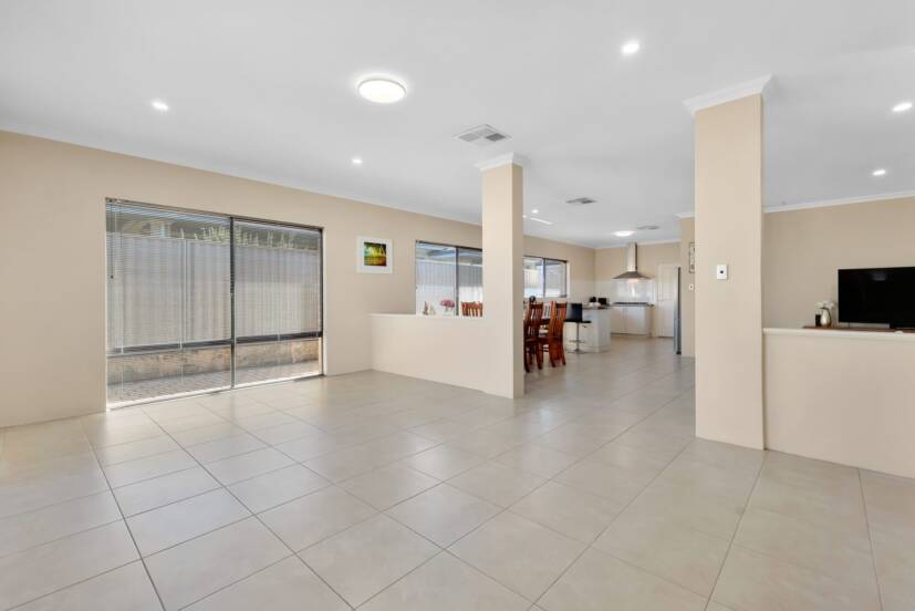 19 Whittaker Turn, PIARA WATERS, WA 6112 AUS