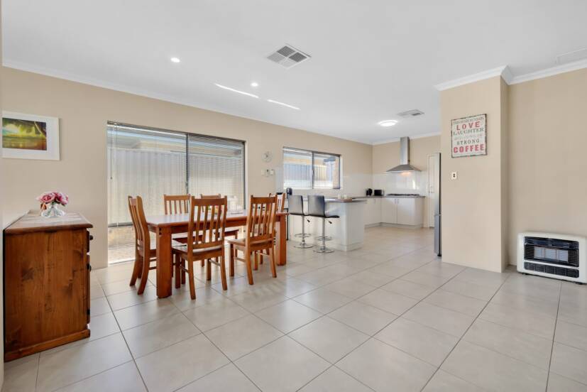 19 Whittaker Turn, PIARA WATERS, WA 6112 AUS
