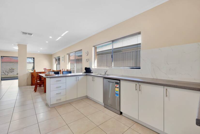 19 Whittaker Turn, PIARA WATERS, WA 6112 AUS