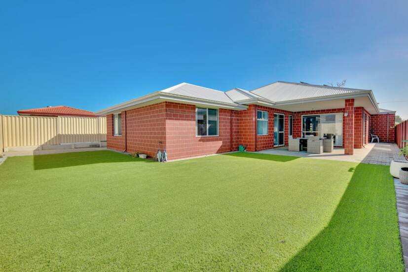 18A William Street, WATTLE GROVE, WA 6107 AUS