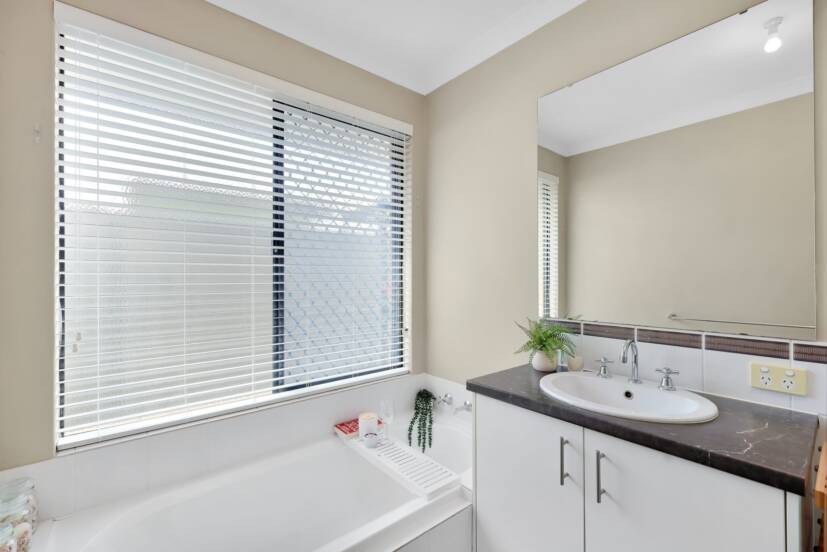 32 Whittaker Turn, PIARA WATERS, WA 6112 AUS