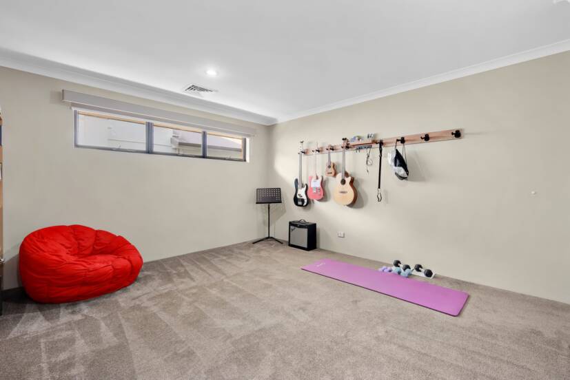 32 Whittaker Turn, PIARA WATERS, WA 6112 AUS