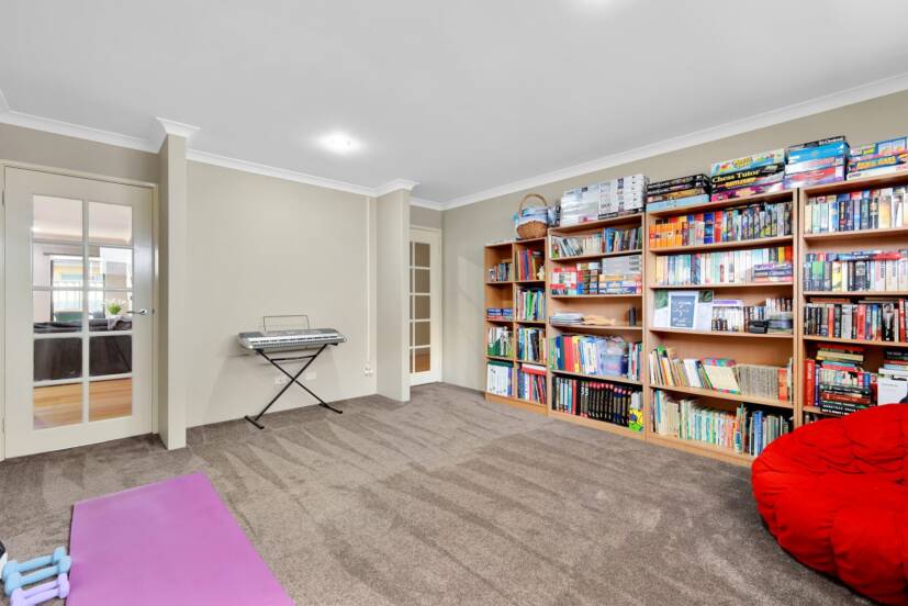 32 Whittaker Turn, PIARA WATERS, WA 6112 AUS