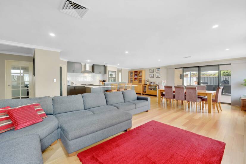 32 Whittaker Turn, PIARA WATERS, WA 6112 AUS