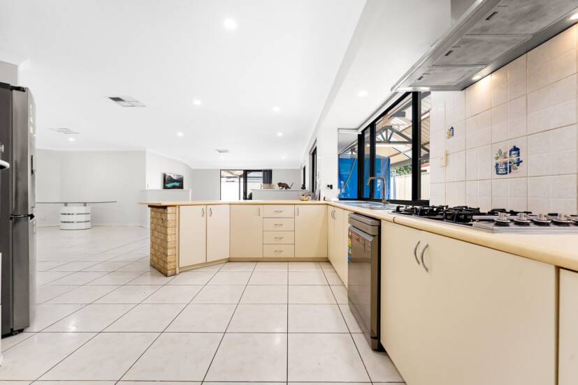 15 Potter Street, HUNTINGDALE, WA 6110 AUS