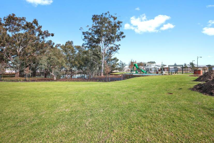 8 Hovea Way, PIARA WATERS, WA 6112 AUS
