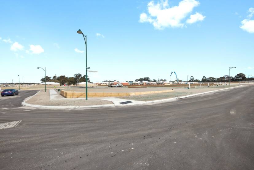 8 Hovea Way, PIARA WATERS, WA 6112 AUS