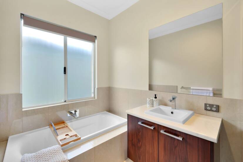 9 Sackler Link, PIARA WATERS, WA 6112 AUS