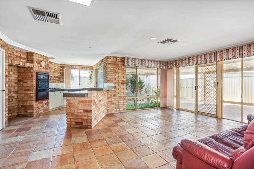 13 Monarch Court, THORNLIE, WA 6108 AUS