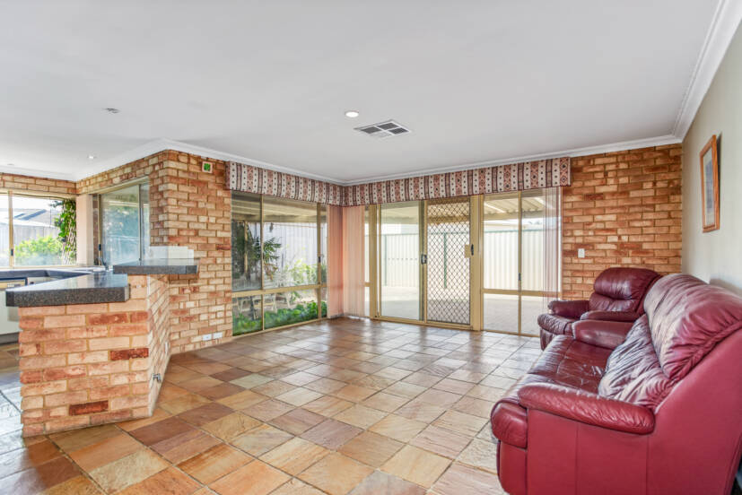 13 Monarch Court, THORNLIE, WA 6108 AUS