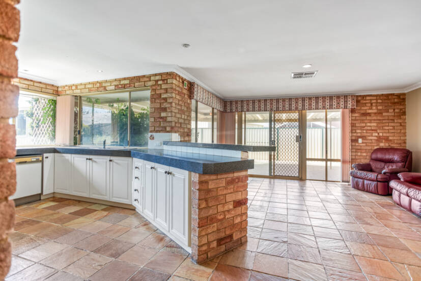 13 Monarch Court, THORNLIE, WA 6108 AUS