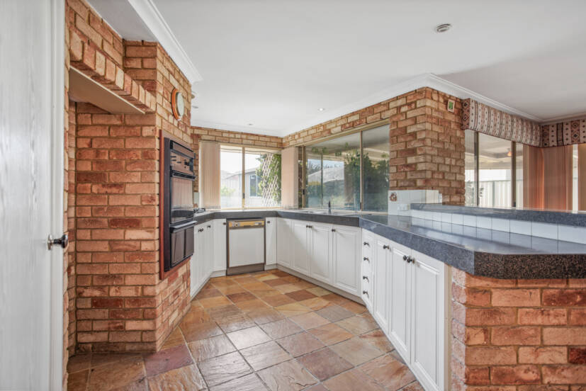 13 Monarch Court, THORNLIE, WA 6108 AUS