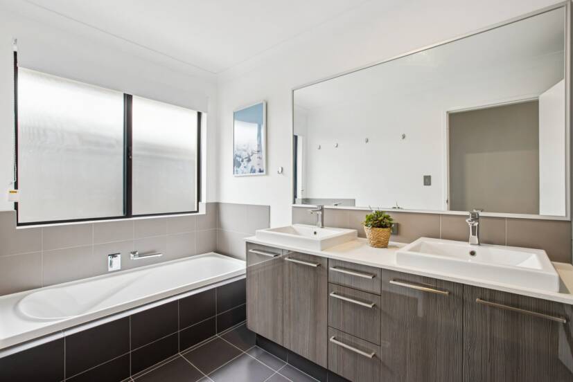 11 Tuberose Road, PIARA WATERS, WA 6112 AUS