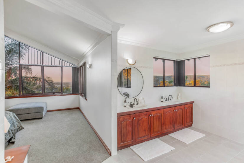 5 Stewart Grove, MOUNT NASURA, WA 6112 AUS