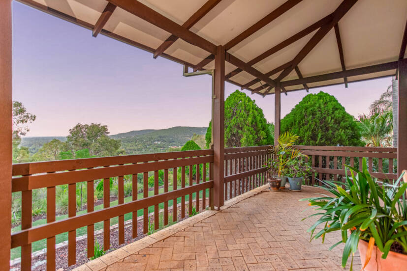 5 Stewart Grove, MOUNT NASURA, WA 6112 AUS