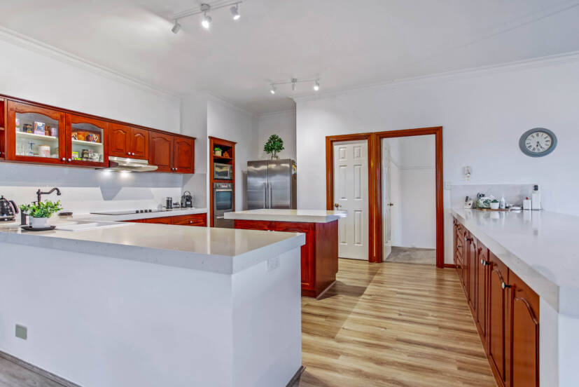 5 Stewart Grove, MOUNT NASURA, WA 6112 AUS