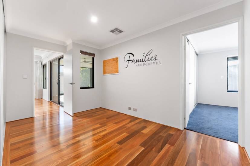 6 Lee-Steere Crescent, PIARA WATERS, WA 6112 AUS