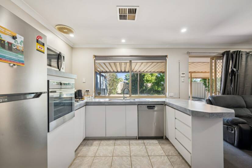 32 Petrel Close, SEVILLE GROVE, WA 6112 AUS