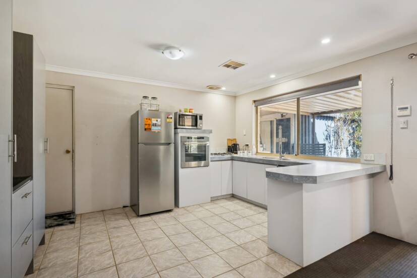 32 Petrel Close, SEVILLE GROVE, WA 6112 AUS