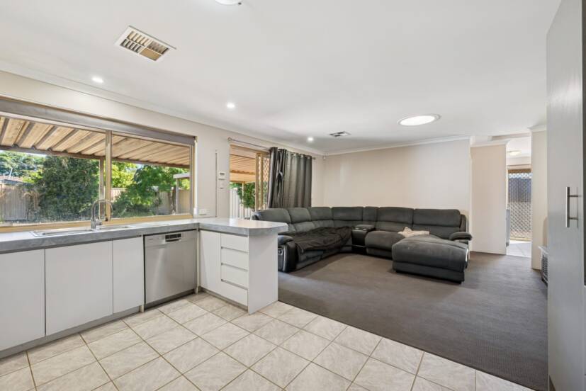 32 Petrel Close, SEVILLE GROVE, WA 6112 AUS