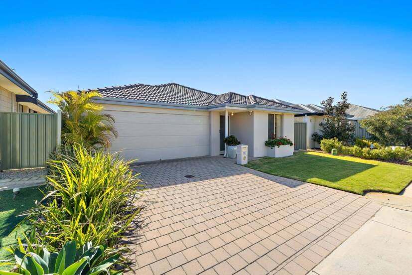 10 Cosin Street, PIARA WATERS, WA 6112 AUS