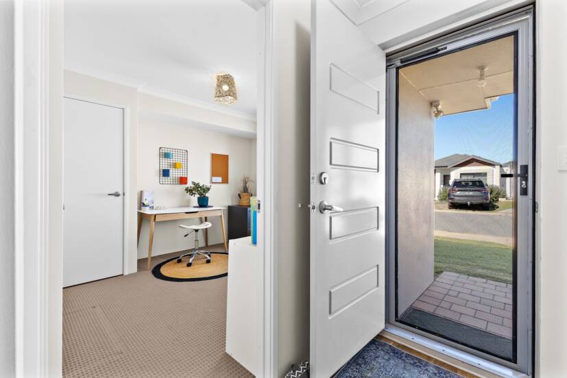 10 Cosin Street, PIARA WATERS, WA 6112 AUS